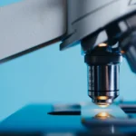 Peruki naturalne czy syntetyczne — jak wybrać kokę doczepianą?